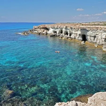 “villa 5 Minutes Drive Away From Nissi Beach” Protaras 96 וילה *