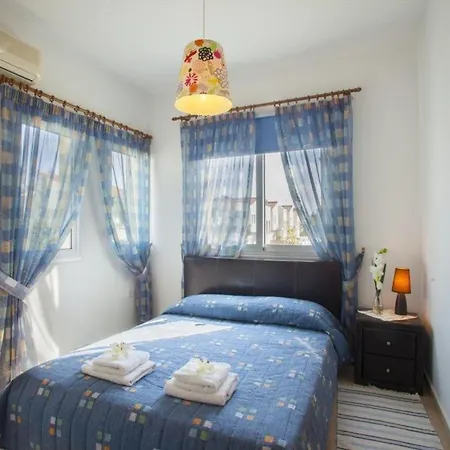 “villa 5 Minutes Drive Away From Nissi Beach” Protaras 96 וילה *