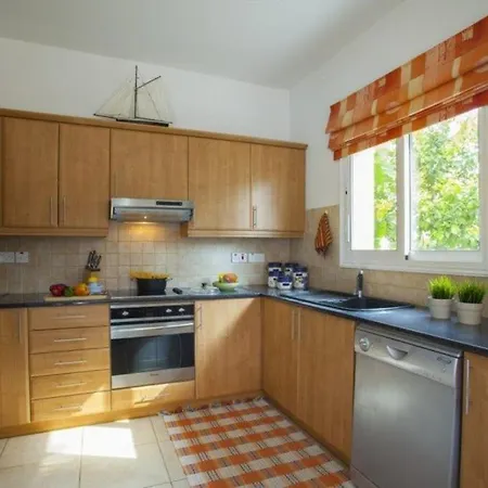 “villa 5 Minutes Drive Away From Nissi Beach” Protaras 96 Vilă